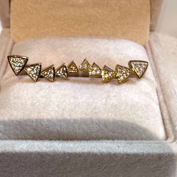 ✨💎 Edgy Sparkle That Climbs to Perfection! Triangle Ear Crawler Earrings 💎✨ - Picture 15 of 16